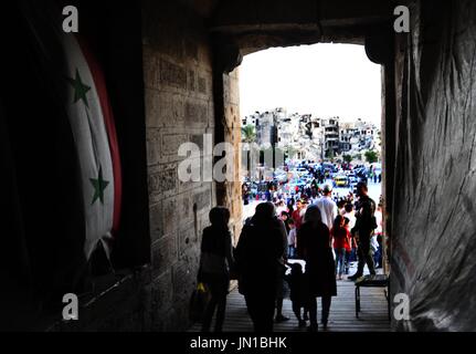 (170729) Menschen in Syrien - ALEPPO (Syrien), 29. Juli 2017 (Xinhua)--genießen Sie ihre Zeit in der Nähe der alten Zitadelle der Stadt Aleppo in Nordsyrien auf 28. Juli 2017. Die Rebellen hatten im Osten von Aleppo für fünf Jahre, bevor sie im Dezember 2016 evakuiert. Sieben Monate, nachdem die syrische Armee volle Kontrolle über die Stadt hat, beginnt das Leben wieder durch Verwüstung und Zerstörung in der Gegend zu schlagen. (Xinhua/Ammar Safarjalani) (Zjy) Stockfoto