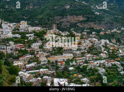 Positano, Amalfiküste, Italien. 13. Oktober 2004. Die malerischen Klippen Dorf Positano, mit seinen weiß getünchten und Pastell ist gemalt Gebäude Reihenhaus in Hänge, an der Amalfi-Küste von Süditalien und ein beliebtes touristisches Urlaubsziel. Bildnachweis: Arnold Drapkin/ZUMA Draht/Alamy Live-Nachrichten Stockfoto