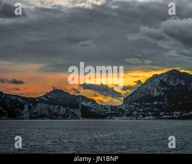 Isle Of Capri, Italien. 13. Oktober 2004. Dramatische Wolken bei Sonnenuntergang über der Insel Capri im Tyrrhenischen Meer, vor der Sorrentinischen Halbinsel und ein beliebtes touristisches Urlaubsziel. Bildnachweis: Arnold Drapkin/ZUMA Draht/Alamy Live-Nachrichten Stockfoto