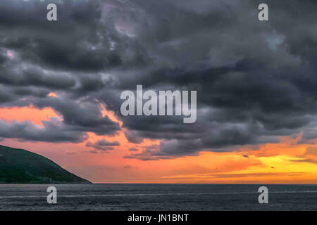 Tyrrhenischen Meer, Italien. 13. Oktober 2004. Ein brillanter Sonnenuntergang späht heraus unter massiven hoch aufragenden Gewitterwolken über dem Tyrrhenischen Meer zwischen der Insel Capri und der Sorrentinischen Halbinsel Italiens, eine beliebte touristische und Urlaubsziel. Bildnachweis: Arnold Drapkin/ZUMA Draht/Alamy Live-Nachrichten Stockfoto