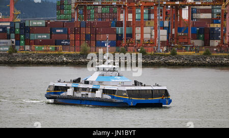 Vancouver, British Columbia, Kanada. 14. Juni 2017. SeaBus Passagierfähre '' Burrard Pacific Breeze '' geht durch den Hafen von Vancouver Centerm Container-Anlage auf dem Weg zum Bahnhof Waterfront Station. Die Transit-Service verbindet North Vancouver mit der Innenstadt von Vancouver und wird von Coast Mountain Bus Company für TransLink, die regional Transportation Authority betrieben. Bildnachweis: Bayne Stanley/ZUMA Draht/Alamy Live-Nachrichten Stockfoto