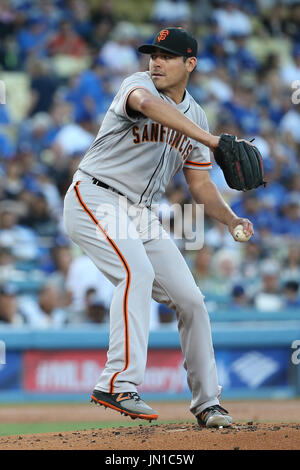 Los Angeles, CA, USA. 28. Juli 2017. San Francisco Giants starten Krug Matt Moore (45) macht den Start für die Giants im Spiel zwischen den San Francisco Giants und die Los Angeles Dodgers, Dodger Stadium in Los Angeles, CA. Fotograf: Peter Joneleit. Bildnachweis: Csm/Alamy Live-Nachrichten Stockfoto