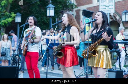 Toronto, Kanada. 28. Juli 2017. Eine Band spielt während der 2017 Strände International Jazz Festival Streetfest auf Queen Street East in Toronto, Kanada, 28. Juli 2017. Bildnachweis: Zou Zheng/Xinhua/Alamy Live-Nachrichten Stockfoto