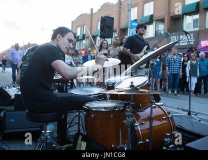 Toronto, Kanada. 28. Juli 2017. Eine Band spielt während der 2017 Strände International Jazz Festival Streetfest auf Queen Street East in Toronto, Kanada, 28. Juli 2017. Bildnachweis: Zou Zheng/Xinhua/Alamy Live-Nachrichten Stockfoto