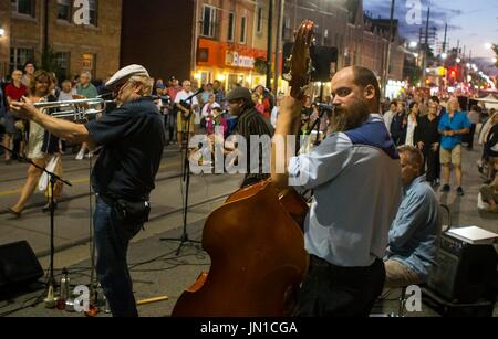 Toronto, Kanada. 28. Juli 2017. Eine Band spielt während der 2017 Strände International Jazz Festival Streetfest auf Queen Street East in Toronto, Kanada, 28. Juli 2017. Bildnachweis: Zou Zheng/Xinhua/Alamy Live-Nachrichten Stockfoto