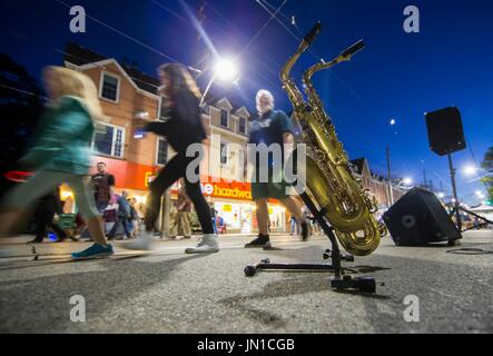 Toronto, Kanada. 28. Juli 2017. Die Menschen gehen vorbei an Saxophone während 2017 Strände International Jazz Festival Streetfest im Queen Street East in Toronto, Kanada, 28. Juli 2017. Bildnachweis: Zou Zheng/Xinhua/Alamy Live-Nachrichten Stockfoto