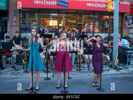 Toronto, Kanada. 28. Juli 2017. Eine Band spielt während der 2017 Strände International Jazz Festival Streetfest auf Queen Street East in Toronto, Kanada, 28. Juli 2017. Bildnachweis: Zou Zheng/Xinhua/Alamy Live-Nachrichten Stockfoto