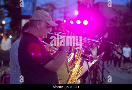 Toronto, Kanada. 28. Juli 2017. Eine Band spielt während der 2017 Strände International Jazz Festival Streetfest auf Queen Street East in Toronto, Kanada, 28. Juli 2017. Bildnachweis: Zou Zheng/Xinhua/Alamy Live-Nachrichten Stockfoto