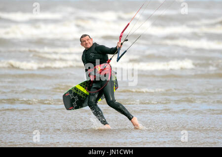 Southport, Merseyside, 29. Juli 2017. Großbritannien Wetter. Kite Boarder Kopf in die irische See, die Wellen auf die Flut an Southport Strand in Merseyside fahren. Stürmischen 25 km/h Wind macht nahezu perfekte Bedingungen um die Segel an dieser bekannten Kite boarding Hotspot zu füllen. Bildnachweis: Cernan Elias/Alamy Live-Nachrichten Stockfoto