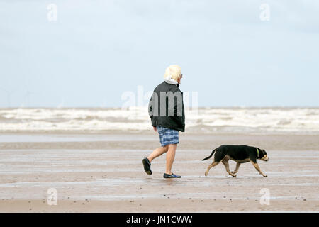 Southport, Merseyside, 29. Juli 2017. Großbritannien Wetter. Ein kühler Grau dunkel Start in den Tag begrüßt die Hundebesitzer, wie sie ihre geliebten Haustiere am Strand von Southport in Merseyside ausüben. Es werden in der Regel trocken, aber windig Tag mit Sonne bis in den Nachmittag über die Nord-West-Region erwartet. Bildnachweis: Cernan Elias/Alamy Live-Nachrichten Stockfoto