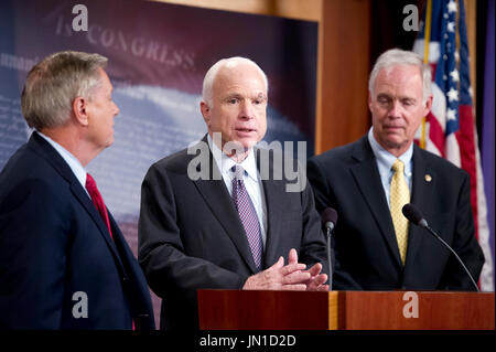 Vereinigte Staaten Senator John McCain (Republikaner von Arizona, C), einer der mehrere wichtige republikanische Senatoren, macht eine Aussage, wie er, dass er nicht die "skinny Aufhebung" der bezahlbare Pflege Act (ACA) unterstützen wird verkündet, wenn er versichert uns Haus Führer hat, dass die Rechnung nie Recht, 27. Juli 2017, Washington, USA werden. Neben ihm US-Senator Lindsey Graham (Republican of South Carolina, L) und US-Senator Ron Johnson (Republikanische of Wisconsin). · KEIN DRAHT-SERVICE · Foto: Ron Sachs/Consolidated/dpa Stockfoto