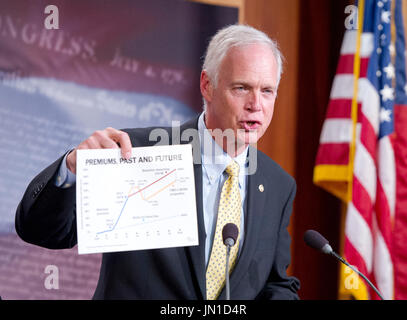 Washington, uns. 27. Juli 2017. Vereinigte Staaten Senator Ron Johnson (Republikanische of Wisconsin), einer der mehrere wichtige republikanische Senatoren, hält ein Diagramm, wie er, dass er nicht die "skinny Aufhebung" der bezahlbare Pflege Act (ACA) unterstützen wird verkündet, wenn er versichert uns Haus Führer hat, dass die Rechnung nie Recht, 27. Juli 2017, Washington, USA werden. · KEIN DRAHT-SERVICE · Foto: Ron Sachs/Consolidated/Dpa/Alamy Live News Stockfoto