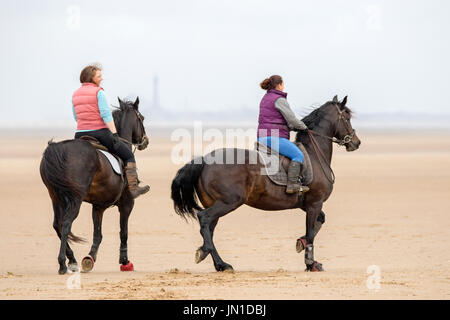 Southport, Merseyside, 29. Juli 2017. Großbritannien Wetter.   Ein kühler Grau dunkel Start in den Tag empfängt die Urlauber Weg hinunter an den Strand in Southport in Merseyside.  Es wird im allgemeinen trocken am Tag mit etwas Sonnenschein erwartet bis in den Nachmittag über die Nord-West-Region sein.  Bildnachweis: Cernan Elias/Alamy Live-Nachrichten Stockfoto