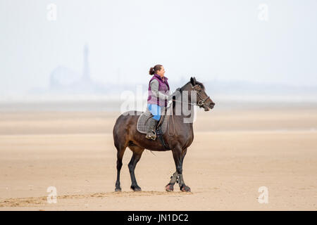 Southport, Merseyside, 29. Juli 2017. Großbritannien Wetter.   Ein kühler Grau dunkel Start in den Tag empfängt die Urlauber Weg hinunter an den Strand in Southport in Merseyside.  Es wird im allgemeinen trocken am Tag mit etwas Sonnenschein erwartet bis in den Nachmittag über die Nord-West-Region sein.  Bildnachweis: Cernan Elias/Alamy Live-Nachrichten Stockfoto