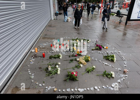 Hamburg, Deutschland. 29. Juli 2017. Blumen und Kerzen in Form eines Peace-Zeichen auf dem Bürgersteig vor dem Supermarkt, wo ein Mann eine andere Person getötet und verletzt sechs weitere Personen in Hamburg, Deutschland, 29. Juli 2017, liegen. Foto: Markus Scholz/Dpa/Alamy Live News Stockfoto