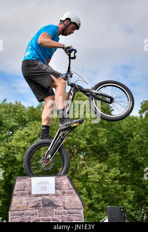 London, UK.  29. Juli 2017.  Mitglieder des Andrei Burton Stuntriding Team nehmen Teil in London Trials Championships in Green Park einen Kurs, bestehend aus knifflige Hindernisse anzugehen.  Die Veranstaltung ist Teil der aufsichtsrechtlichen RideLondon FreeCycle, eine dreitägige Feier des Radsports in der Hauptstadt stattfindet, mit mehr als 100.000 Menschen die Teilnahme am Wochenende.   Bildnachweis: Stephen Chung / Alamy Live News Stockfoto