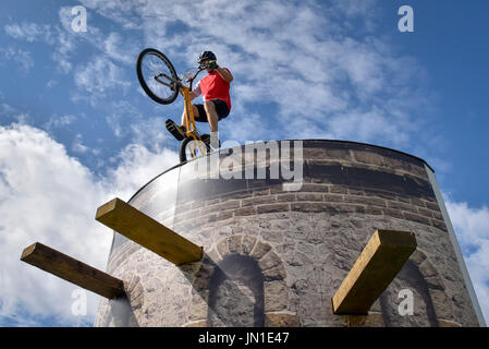 London, UK.  29. Juli 2017.  Mitglieder des Andrei Burton Stuntriding Team nehmen Teil in London Trials Championships in Green Park einen Kurs, bestehend aus knifflige Hindernisse anzugehen.  Die Veranstaltung ist Teil der aufsichtsrechtlichen RideLondon FreeCycle, eine dreitägige Feier des Radsports in der Hauptstadt stattfindet, mit mehr als 100.000 Menschen die Teilnahme am Wochenende.   Bildnachweis: Stephen Chung / Alamy Live News Stockfoto