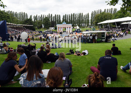 Berlin, Deutschland. 29. Juli 2017. Zuschauer beobachten die Qualifikation für den Grand Prix Berlin während des springenden Tests bei der Global Champions Tour, Grand Prix of Berlin, Germany, 29. Juli 2017. Foto: Maurizio Gambarini/Dpa/Alamy Live News Stockfoto