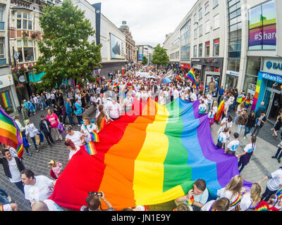 Liverpool, Vereinigtes Königreich. 29. Juli 2017. In der Liverpool-Pride-Parade teilgenommen am Samstag, 29. Juli 2017 Tausende. Die Parade marschierten durch die Straßen von Liverpool Stadtzentrum beginnt und endet an der Hochebene außerhalb St.-Georgs-Halle. Bildnachweis: Christopher Middleton/Alamy Live-Nachrichten Stockfoto