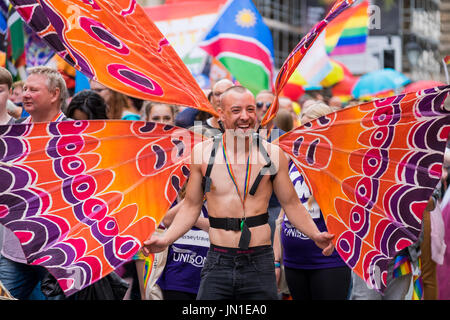 Liverpool, Vereinigtes Königreich. 29. Juli 2017. In der Liverpool-Pride-Parade teilgenommen am Samstag, 29. Juli 2017 Tausende. Die Parade marschierten durch die Straßen von Liverpool Stadtzentrum beginnt und endet an der Hochebene außerhalb St.-Georgs-Halle. Bildnachweis: Christopher Middleton/Alamy Live-Nachrichten Stockfoto