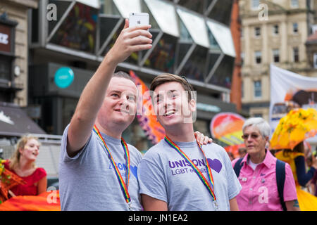 Liverpool, Vereinigtes Königreich. 29. Juli 2017. In der Liverpool-Pride-Parade teilgenommen am Samstag, 29. Juli 2017 Tausende. Die Parade marschierten durch die Straßen von Liverpool Stadtzentrum beginnt und endet an der Hochebene außerhalb St.-Georgs-Halle. Bildnachweis: Christopher Middleton/Alamy Live-Nachrichten Stockfoto