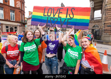 Liverpool, Vereinigtes Königreich. 29. Juli 2017. In der Liverpool-Pride-Parade teilgenommen am Samstag, 29. Juli 2017 Tausende. Die Parade marschierten durch die Straßen von Liverpool Stadtzentrum beginnt und endet an der Hochebene außerhalb St.-Georgs-Halle. Bildnachweis: Christopher Middleton/Alamy Live-Nachrichten Stockfoto