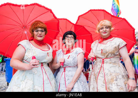 Liverpool, Vereinigtes Königreich. 29. Juli 2017. In der Liverpool-Pride-Parade teilgenommen am Samstag, 29. Juli 2017 Tausende. Die Parade marschierten durch die Straßen von Liverpool Stadtzentrum beginnt und endet an der Hochebene außerhalb St.-Georgs-Halle. Bildnachweis: Christopher Middleton/Alamy Live-Nachrichten Stockfoto