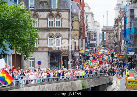 Liverpool, Vereinigtes Königreich. 29. Juli 2017. In der Liverpool-Pride-Parade teilgenommen am Samstag, 29. Juli 2017 Tausende. Die Parade marschierten durch die Straßen von Liverpool Stadtzentrum beginnt und endet an der Hochebene außerhalb St.-Georgs-Halle. Bildnachweis: Christopher Middleton/Alamy Live-Nachrichten Stockfoto