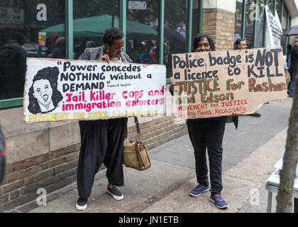 London, UK. 29. Juli 2017. Vigil und Protest für Rashan Charles außerhalb Stoke Newington Polizeistation. Die Väter des Rashan Charles, Edson da Kosten und MP Diane Abbott besuchte. Kredit Carol Moir/Alamy Live-Nachrichten. Stockfoto