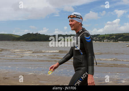 Konkurrenten in Neoprenanzüge der Welsh Open Water Mündung wilde Wasser 2017 Schwimmen von Ferryside, Carmarthenshire, Wales im tywi Mündung. Stockfoto