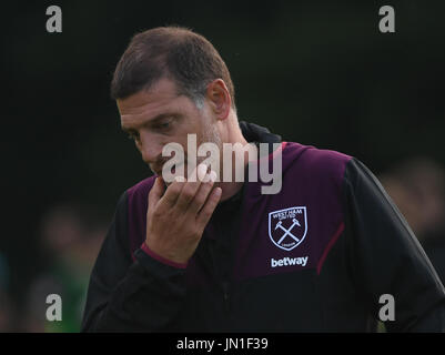 Schneverdingen, Deutschland. 28. Juli 2017. West Ham United Manager Slaven Bilic folgt das Spiel von der Seitenlinie während der internationalen Club-Freundschaftsspiel zwischen Werder Bremen und West Ham United in Schneverdingen, Deutschland, 28. Juli 2017. Foto: David Hecker/Dpa/Alamy Live News Stockfoto