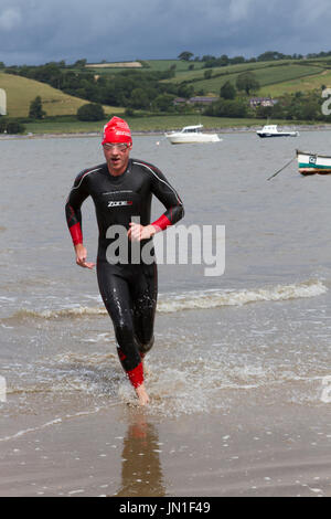 Konkurrenten in Neoprenanzüge der Welsh Open Water Mündung wilde Wasser 2017 Schwimmen von Ferryside, Carmarthenshire, Wales im tywi Mündung. Stockfoto