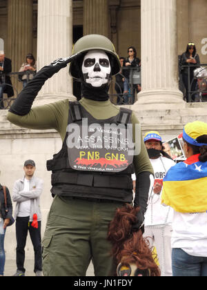 London, UK, 29. Juli 2017: Gerechtigkeit für Venezuela Demonstranten halten eine Kundgebung vor der National Gallery Stockfoto