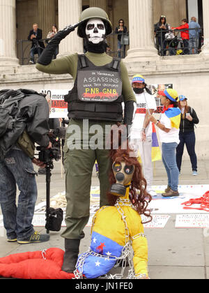 London, UK, 29. Juli 2017: Gerechtigkeit für Venezuela Demonstranten halten eine Kundgebung vor der National Gallery Stockfoto