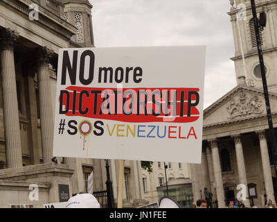 London, UK, 29. Juli 2017: Gerechtigkeit für Venezuela Demonstranten halten eine Kundgebung vor der National Gallery Stockfoto