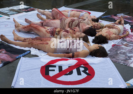 London, UK, 29. Juli 2017.  Eine Demonstration fand am Londoner Trafalgar Square, die Grausamkeit hinter Tierausbeutung verfügbar zu machen. Demonstranten erstellt einen blutigen menschlichen Haufen von Tierkörpern auf die Ausbeutung von Tieren für den menschlichen Verzehr bestimmt aufmerksam. Bildnachweis: Steve Bell/Alamy Live-Nachrichten Stockfoto