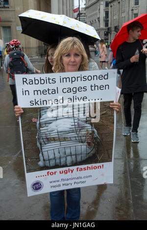 London, UK, 29. Juli 2017.  Eine Demonstration fand am Londoner Trafalgar Square, die Grausamkeit hinter Tierausbeutung verfügbar zu machen. Demonstranten erstellt einen blutigen menschlichen Haufen von Tierkörpern auf die Ausbeutung von Tieren für den menschlichen Verzehr bestimmt aufmerksam. Bildnachweis: Steve Bell/Alamy Live-Nachrichten Stockfoto