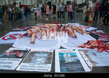 London, UK, 29. Juli 2017.  Eine Demonstration fand am Londoner Trafalgar Square, die Grausamkeit hinter Tierausbeutung verfügbar zu machen. Demonstranten erstellt einen blutigen menschlichen Haufen von Tierkörpern auf die Ausbeutung von Tieren für den menschlichen Verzehr bestimmt aufmerksam. Bildnachweis: Steve Bell/Alamy Live-Nachrichten Stockfoto