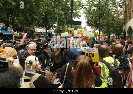 London, UK. 29. Juli 2017. Ein Protest findet außerhalb Stoke Newington Polizeistation. Von Stand Up Rassismus der Protest im Mittelpunkt der jüngsten Tod von Rashan Charles, nachdem er von einem Polizisten in Angriff genommen wurde, und der Tod von Edson De Costa verstorbenen auch nach Kontakt mit der Polizei vor einem Monat aufgerufen. Roland Ravenhill / Alamy Live News Stockfoto