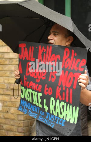 London, UK. 29. Juli 2017. Ein Protest findet außerhalb Stoke Newington Polizeistation. Von Stand Up Rassismus der Protest im Mittelpunkt der jüngsten Tod von Rashan Charles, nachdem er von einem Polizisten in Angriff genommen wurde, und der Tod von Edson De Costa verstorbenen auch nach Kontakt mit der Polizei vor einem Monat aufgerufen. Roland Ravenhill / Alamy Live News Stockfoto