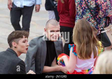 Hull, UK, 29. Juli 2017, A Duckie Sommer Tea Party findet statt im Rumpf als Teil der LGBT-50. MC Amy Lamé und ihr Kellner servieren Tee zu den Leuten von Rumpf vor dem Rathaus. Musik wurde von London Gay Big Band © Keith Larby/Alamy Live-Nachrichten zur Verfügung gestellt. Stockfoto