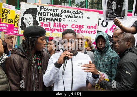 London, UK. 29. Juli 2017. Demonstranten in eine Mahnwache für Rashan Charles, Seite Stoke Newington Polizeistation in London Credit: Thabo Jaiyesimi/Alamy Live News Stockfoto