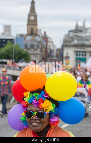 Liverpool. 29.. Juli 2017: Pride Festival in Liverpool verfügt über 2 Stufen der Unterhaltung auf St. Georges Plateau und William Brown Street in der Nähe der Walker Art Galery wo die Show der Kunst und Fotografie "Coming Out" feiert 50 Jahre, da Homosexualität entkriminalisiert wurde. Bildnachweis: Dave Ellison/Alamy Live-Nachrichten Stockfoto