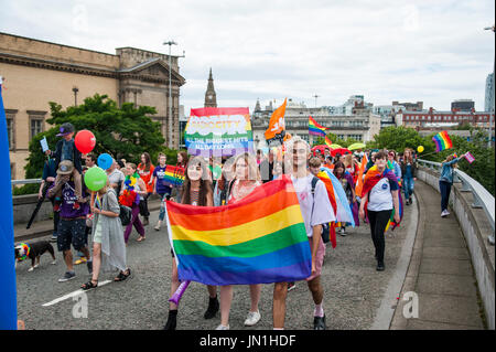 Liverpool. 29.. Juli 2017: Pride Festival in Liverpool verfügt über 2 Stufen der Unterhaltung auf St. Georges Plateau und William Brown Street in der Nähe der Walker Art Galery wo die Show der Kunst und Fotografie "Coming Out" feiert 50 Jahre, da Homosexualität entkriminalisiert wurde. Bildnachweis: Dave Ellison/Alamy Live-Nachrichten Stockfoto