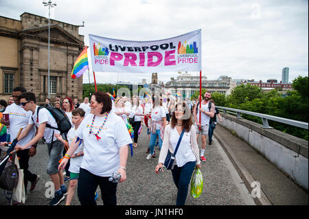 Liverpool. 29.. Juli 2017: Pride Festival in Liverpool verfügt über 2 Stufen der Unterhaltung auf St. Georges Plateau und William Brown Street in der Nähe der Walker Art Galery wo die Show der Kunst und Fotografie "Coming Out" feiert 50 Jahre, da Homosexualität entkriminalisiert wurde. Bildnachweis: Dave Ellison/Alamy Live-Nachrichten Stockfoto