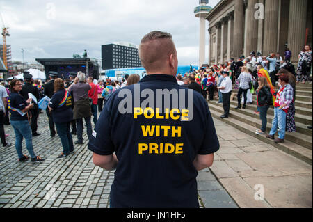 Liverpool. 29.. Juli 2017: Pride Festival in Liverpool verfügt über 2 Stufen der Unterhaltung auf St. Georges Plateau und William Brown Street in der Nähe der Walker Art Galery wo die Show der Kunst und Fotografie "Coming Out" feiert 50 Jahre, da Homosexualität entkriminalisiert wurde. Bildnachweis: Dave Ellison/Alamy Live-Nachrichten Stockfoto