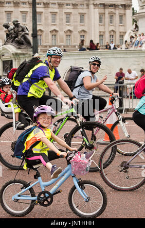 London, UK. 29. Juli 2017. Die aufsichtsrechtlichen RideLondon.Photo Credit: Marcin Libera/Alamy Live-Nachrichten Stockfoto