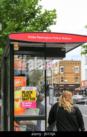 London, UK. 29. Juli 2017. Ein schwarzer lebt Angelegenheit Poster. Protest und Vigil für Rashan Charles außerhalb Stoke Newington Polizeistation, der gestorben nachdem er gejagt und von der Polizei verhaftet. Penelope Barritt/Alamy Live-Nachrichten Stockfoto