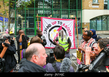 London, UK. 29. Juli 2017. Protest und Vigil für Rashan Charles außerhalb Stoke Newington Polizeistation, der gestorben nachdem er gejagt und von der Polizei verhaftet. Penelope Barritt/Alamy Live-Nachrichten Stockfoto