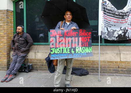 London, UK. 29. Juli 2017. Ein Demonstrator und Plakat. Protest und Vigil für Rashan Charles außerhalb Stoke Newington Polizeistation, der gestorben nachdem er gejagt und von der Polizei verhaftet. Penelope Barritt/Alamy Live-Nachrichten Stockfoto